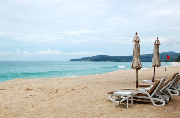 Praia com palmeiras de hotel de luxo, Phuket, Tailândia — Fotografia de Stock