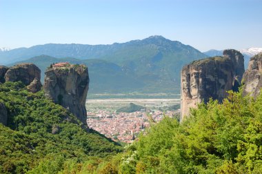 Kalampaka kasaba üzerinde kutsal teslis Manastırı ile iki taş arasında