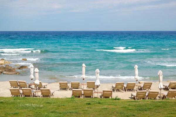 Ligbedden op een strand en turkoois water op de moderne luxe hote — Stockfoto