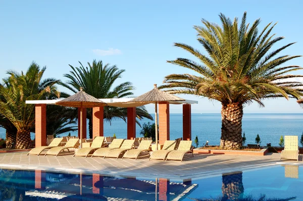 Piscine au bord d'une plage à l'hôtel de luxe moderne, île de Thassos — Photo