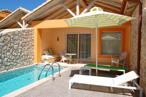 Zwembad buiten at luxe villa, pieria, Griekenland — Stockfoto