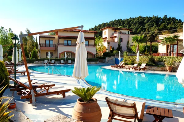游泳池在现代的豪华酒店、 哈尔基迪基、 希腊 — 图库照片