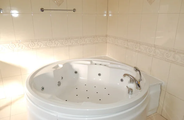 按摩浴缸浴室、 哈尔基迪基、 希腊的豪华公寓 — 图库照片