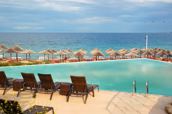 Piscina por uma praia no moderno hotel de luxo, Halkidiki , — Fotografia de Stock
