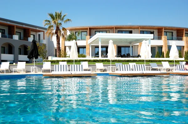 Piscina junto a una playa en el moderno hotel de lujo, Pieria, Gre — Foto de Stock