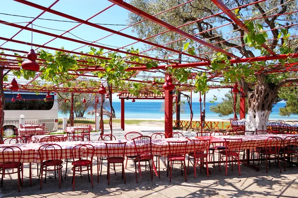 Traditionelle griechische Taverne im Freien am Strand, thassos Insel, g — Stockfoto