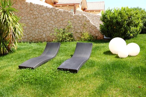 Sunbeds on lawn by luxury villa, Pieria, Greece — Stock Photo, Image