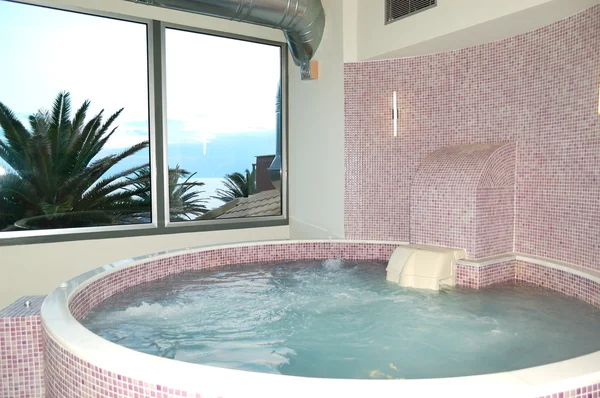 O jacuzzi em SPA no hotel moderno, ilha de Thassos, Grécia — Fotografia de Stock