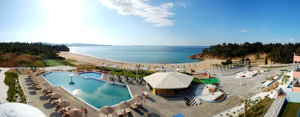Schwimmbadpanorama und Bar am Strand des Luxushotels — Stockfoto