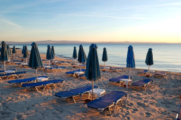 Tumbonas en una playa al amanecer, Halkidiki, Grecia —  Fotos de Stock