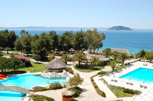 Piscine e bar vicino a una spiaggia presso l'hotel di lusso, Calcidica — Foto Stock