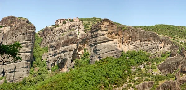 The panorama of Meteora with Holy Monastery of Varlaam on the to — Stock Photo, Image