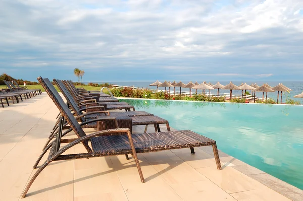 Piscina vicino a una spiaggia nel moderno hotel di lusso, Halkidiki , — Foto Stock