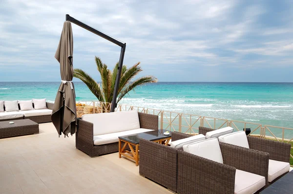 Terrasse vue mer au bord d'une plage à l'hôtel de luxe moderne, Thassos — Photo