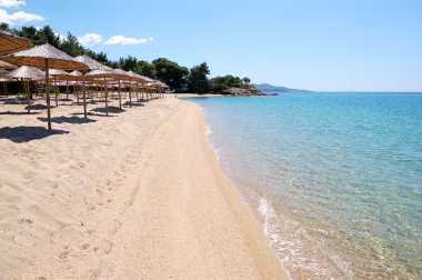 lüks otelde, halk plajı ve turkuaz su şezlong