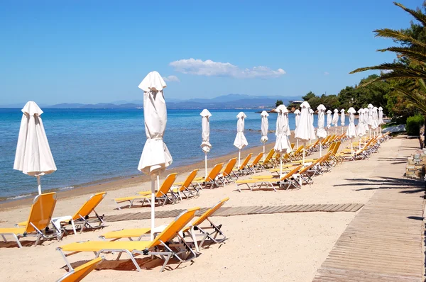Tumbonas en una playa y agua turquesa en el hote de lujo moderno —  Fotos de Stock