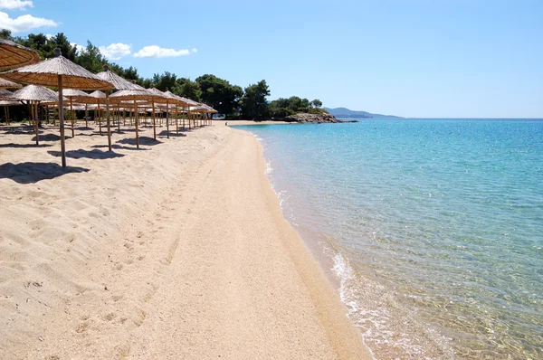 Solstolar på en strand och turkos vatten på det lyxiga hotellet, halk — Stockfoto