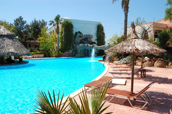 Плавательный бассейн с баром в современном роскошном отеле, исламский Тассос — стоковое фото