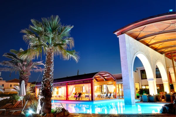 Restaurante ao ar livre durante o pôr do sol no hotel de luxo, Pieria, Gr — Fotografia de Stock