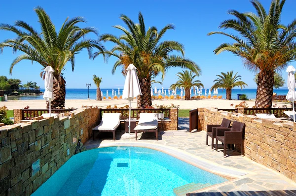 Bazén o luxusní vilu s výhled na pláž, Chalkidiki, Řecko — Stock fotografie