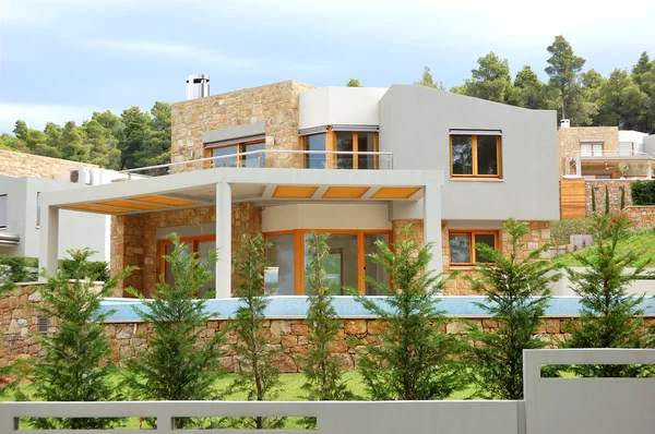 Lyx villa och gröna gräsmattan, halkidiki, Grekland — Stockfoto