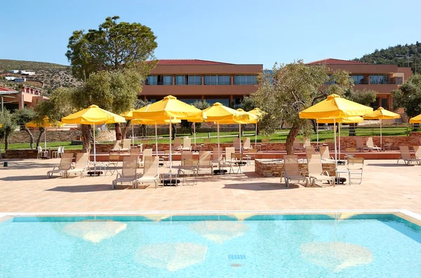 Zwembad op de moderne luxehotel, thassos island, Griekenland — Stockfoto