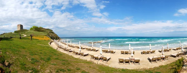 Modern lüks sıcak bir plaj ve turkuaz su Panoraması — Stok fotoğraf
