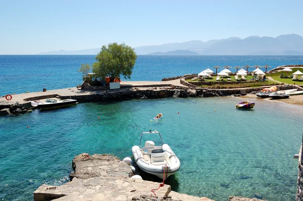 Playa y lanchas en el hotel de lujo, Creta, Grecia —  Fotos de Stock