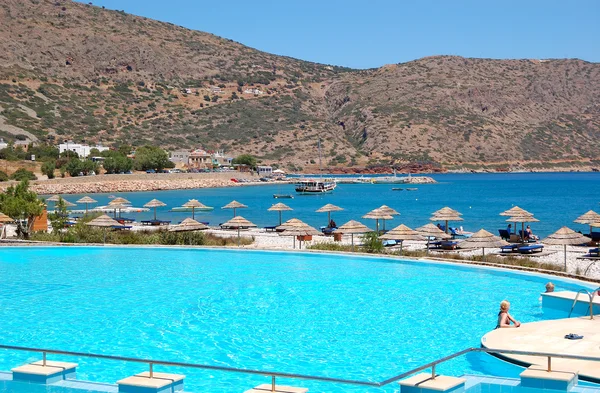 Swimming pool near beach at the modern luxury hotel, Crete, Gree — Stock Photo, Image
