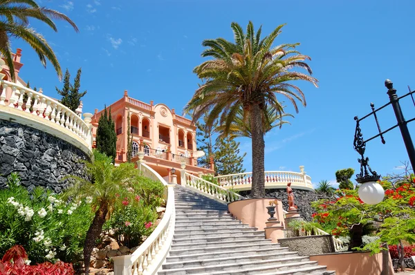 Escalera frontal en hotel de lujo decorado con flores, Tenerife — Foto de Stock