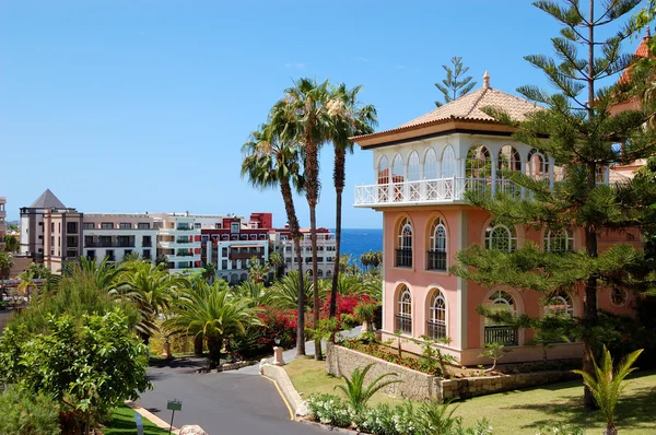 Vista sobre a villa no hotel de luxo, ilha de Tenerife, Espanha — Fotografia de Stock