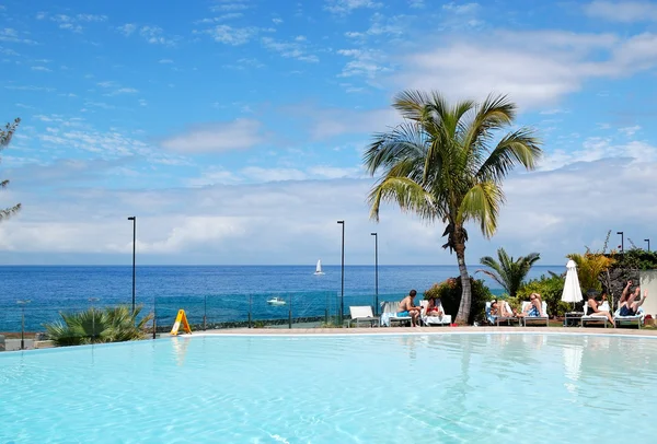Pool och strand på lyxiga hotel, Teneriffa, Spanien — Stockfoto