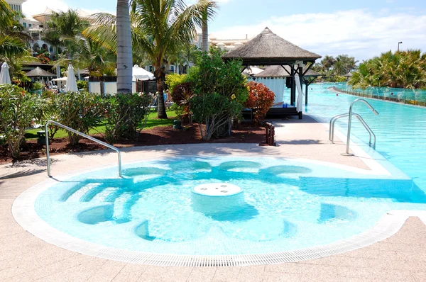 Плавальний басейн з джакузі готелю розкішні острова Тенеріфе, Spa — стокове фото