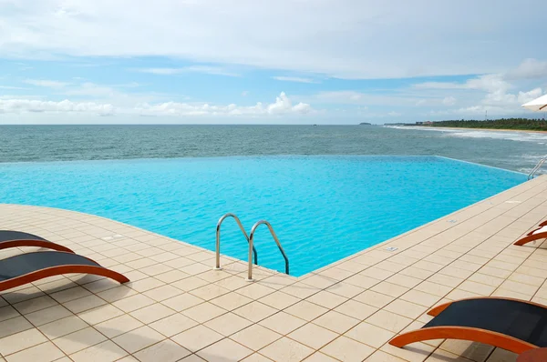 Uitzicht op de zee zwembad, bentota, sri lanka — Stockfoto