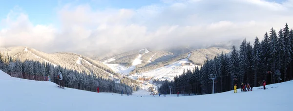 Panorama do declive de Bukovel estância de esqui, Ucrânia — Fotografia de Stock