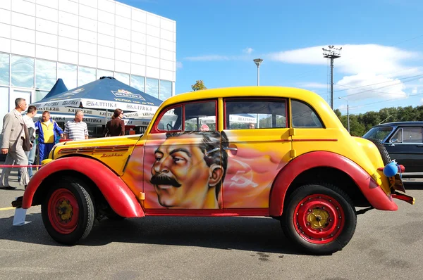 КИЕВ - 11 СЕНТЯБРЯ: Ретро Москвич 400 на ежегодной автомобильной выставке — стоковое фото