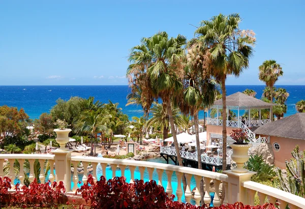 Басейн, ресторан під відкритим небом і пляж розкішного готелю, Те — стокове фото