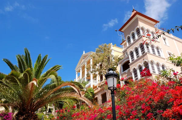 Luxusní hotel je vyzdoben květinami, ostrov tenerife, Španělsko — Stock fotografie