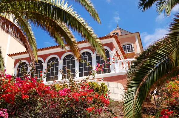 Hotel de lujo decorado con flores y frondas de palmeras, Tenerife —  Fotos de Stock