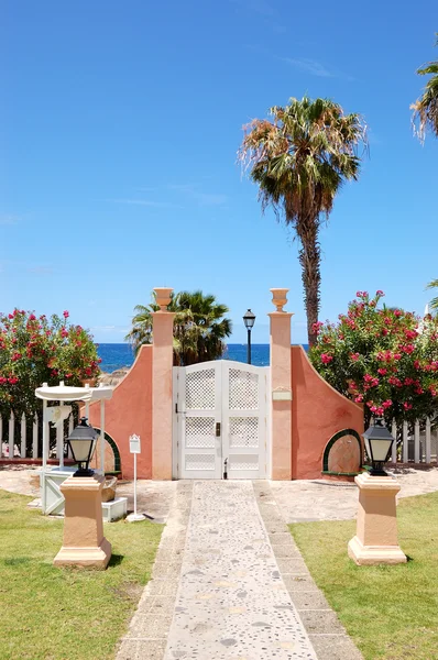 Manier en deur naar het strand op het eiland tenerife, luxehotel, spai — Stockfoto