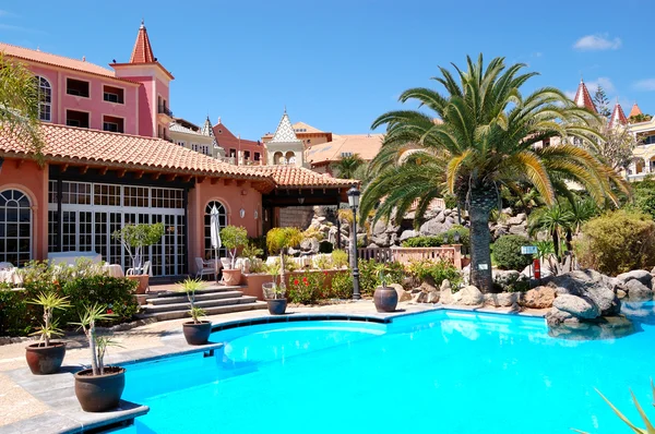 Bazén poblíž restaurace v luxusním hotelu, ostrov tenerife, — Stock fotografie