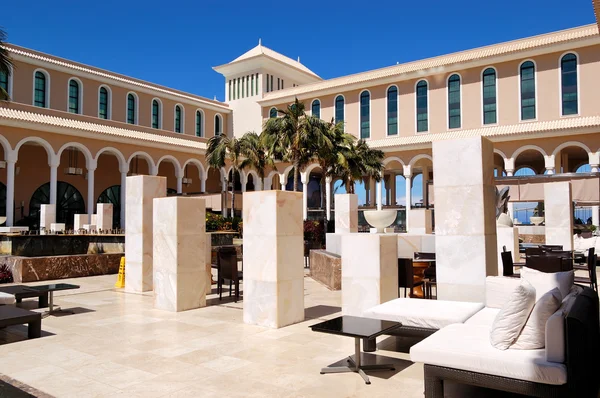 Zona lounge all'aperto presso hotel di lusso, isola di Tenerife, Spagna — Foto Stock