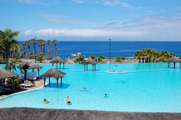 Piscina con jacuzzi y playa de hotel de lujo, Tenerife i —  Fotos de Stock