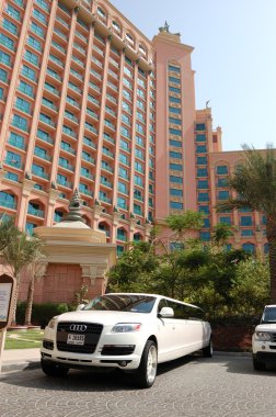 Dubai, Birleşik Arap Emirlikleri - Ağustos 28: atlantis palm hotel ve bir limous