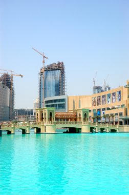 Dubai - 27 Ağustos: Dubai dallamalar insan yapımı gölde köprüden