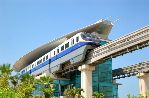 The Palm Jumeirah monorail station and train, Dubai, United Arab — Stock Photo, Image