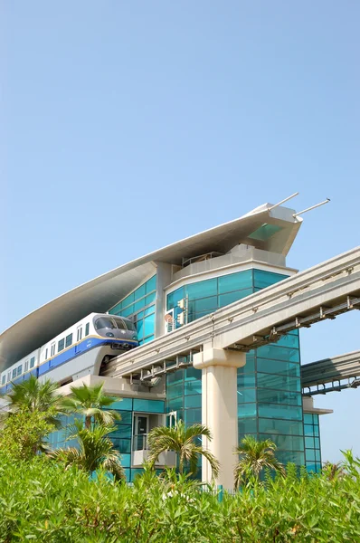 Монорельсовая станция и поезд Пальм Джумейра, Дубай, Объединенные Арабские Эмираты — стоковое фото
