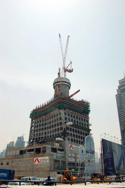 DUBAI - AGOSTO 27: A construção do arranha-céu da torre Infinity — Fotografia de Stock