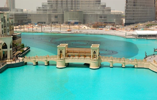 DUBAI - AUGUST 27: The bridge over man-made lake in Dubai downto — Stock Photo, Image