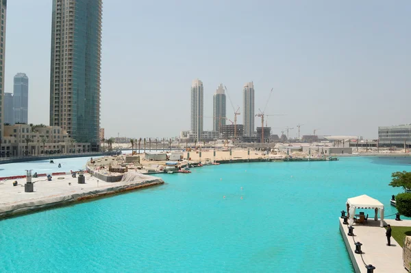 Dubaj, Spojené arabské emiráty - Srpen 27: inženýrské stavby v Dubaji poblíž centra města, — Stock fotografie